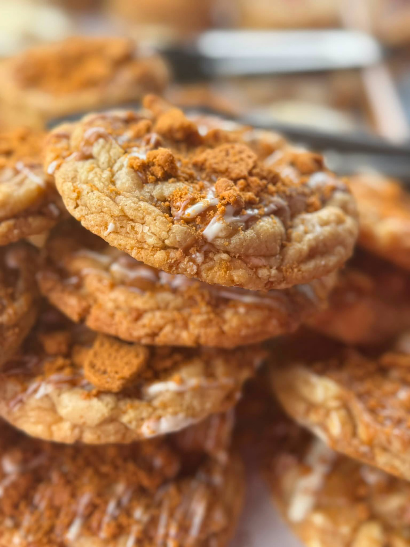 Biscoff cookies with crumbled biscuit topping